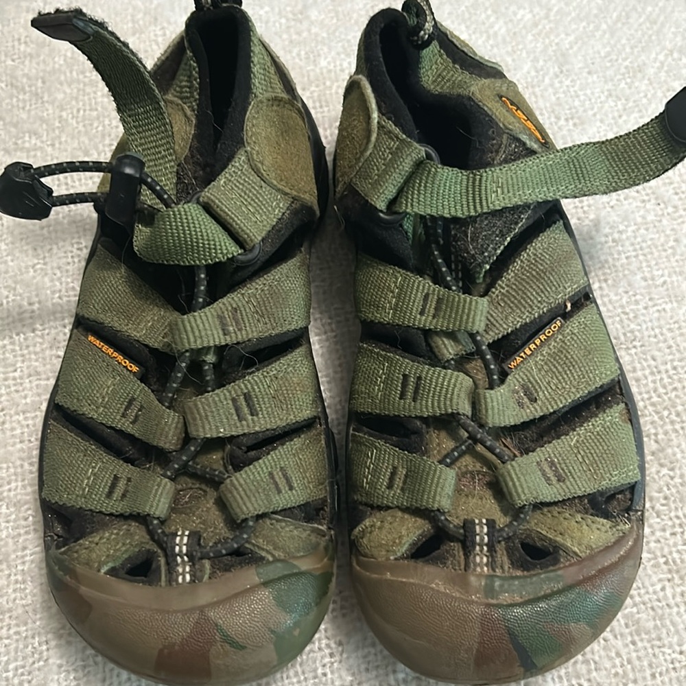 Boys Keen camo shoes size 13